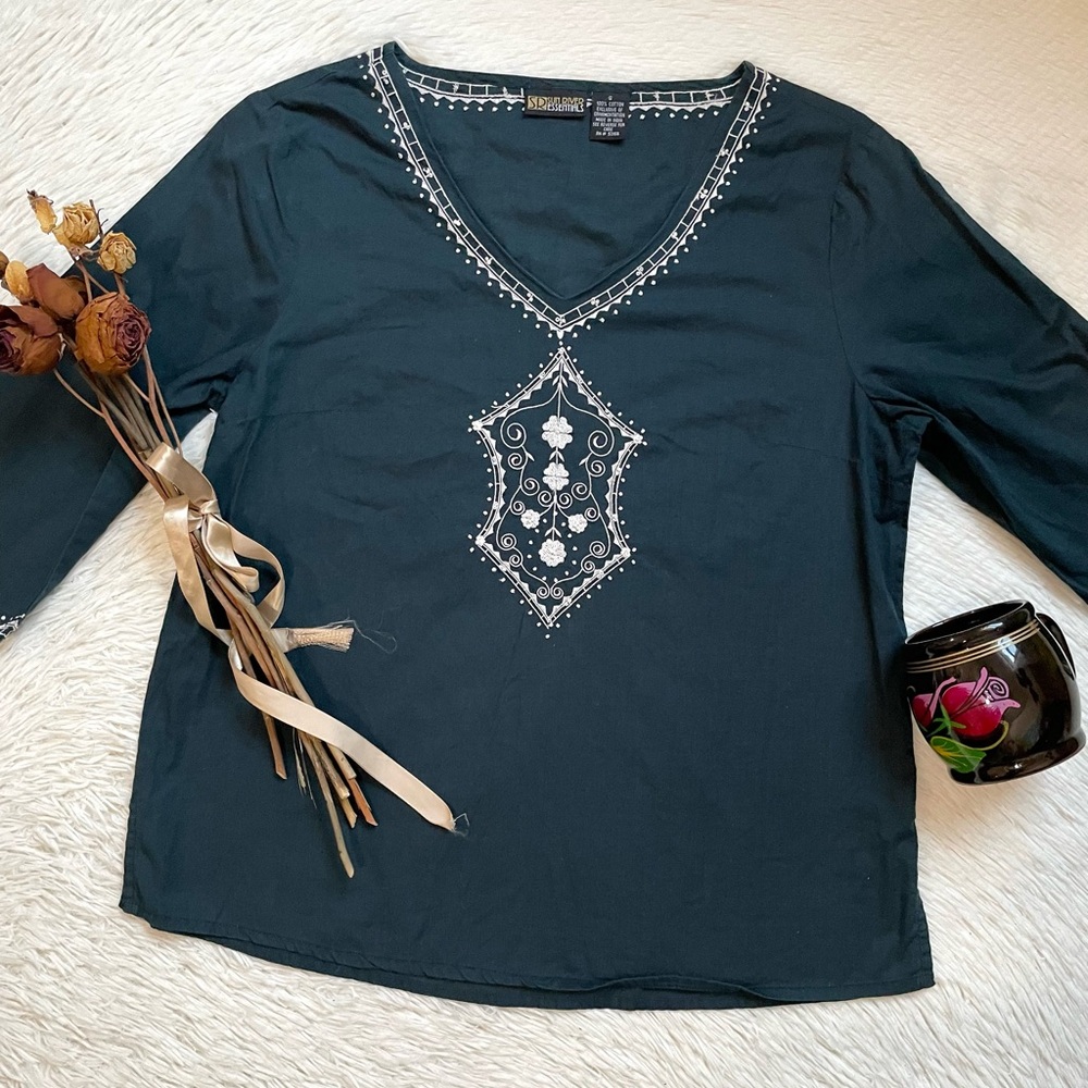 Womens sun river essentials Vneck embroidered cotton top - Picture 15 of 17